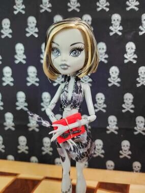 Monster High Skull Shores Frankie Stein: Black & White with extra accessories